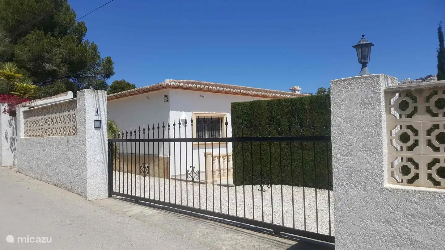 Puerta de entrada a Villa Flamenco,
todo está cerrado de forma segura y muy práctico.