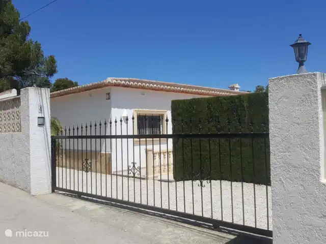 Location de Vacances Espagne, Costa Blanca, Moraira, villa - Villa Flamenca Porte d'entrée de la Villa Flamenco,
tout est bien fermé et très pratique.