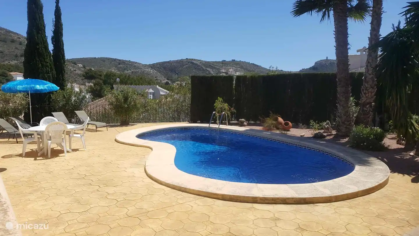 Preciosa terraza grande alrededor de la piscina, con una hermosa vista sobre el valle y las montañas.