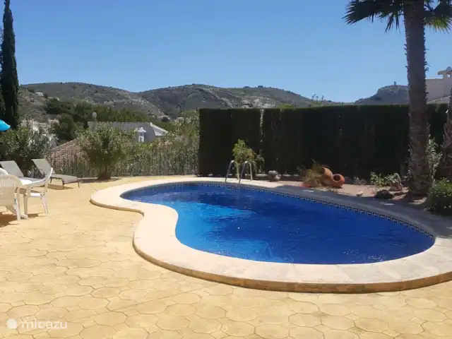 Location de Vacances Espagne, Costa Blanca, Moraira, villa - Villa Flamenca Belle grande terrasse autour de la piscine, avec une belle vue sur la vallée et les montagnes.