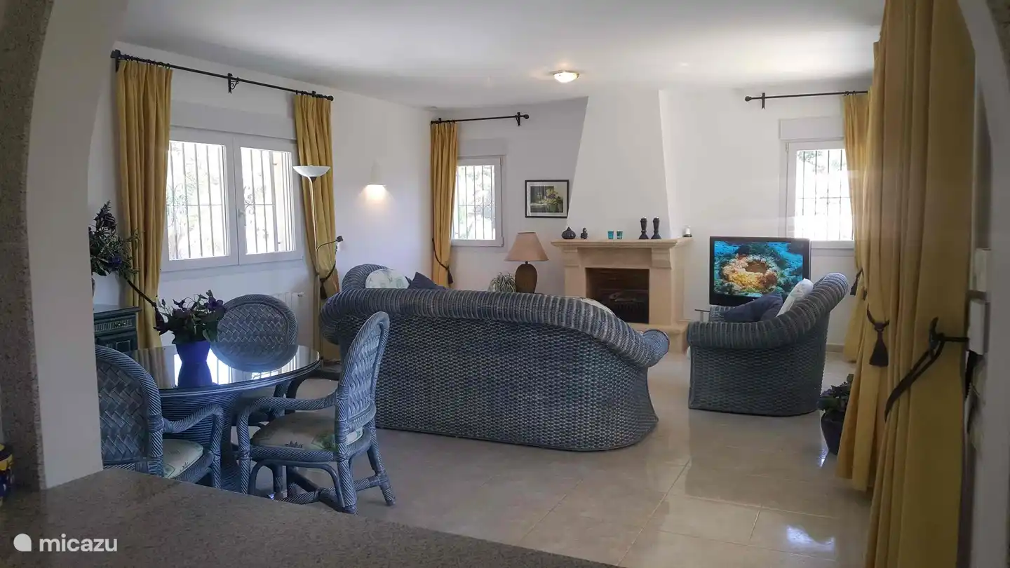 La sala de estar acogedora, espaciosa y cómodamente amueblada. Puertas francesas a la terraza cubierta, comedor acogedor, TV vía satélite con canales holandeses, en resumen, todo lo que necesita para disfrutar al máximo.