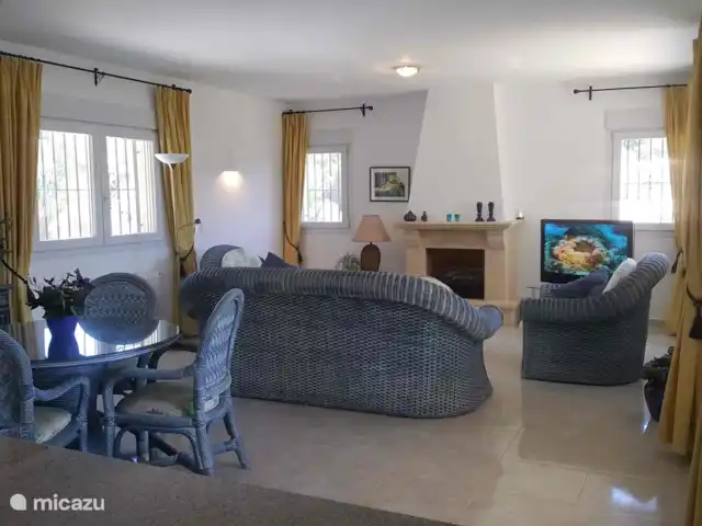 Location de Vacances Espagne, Costa Blanca, Moraira, villa - Villa Flamenca Le salon confortable, spacieux et confortablement meublé. Portes-fenêtres donnant sur la terrasse couverte, salle à manger confortable, télévision par satellite avec chaînes néerlandaises, bref, tout ce dont vous avez besoin pour en profiter pleinement.