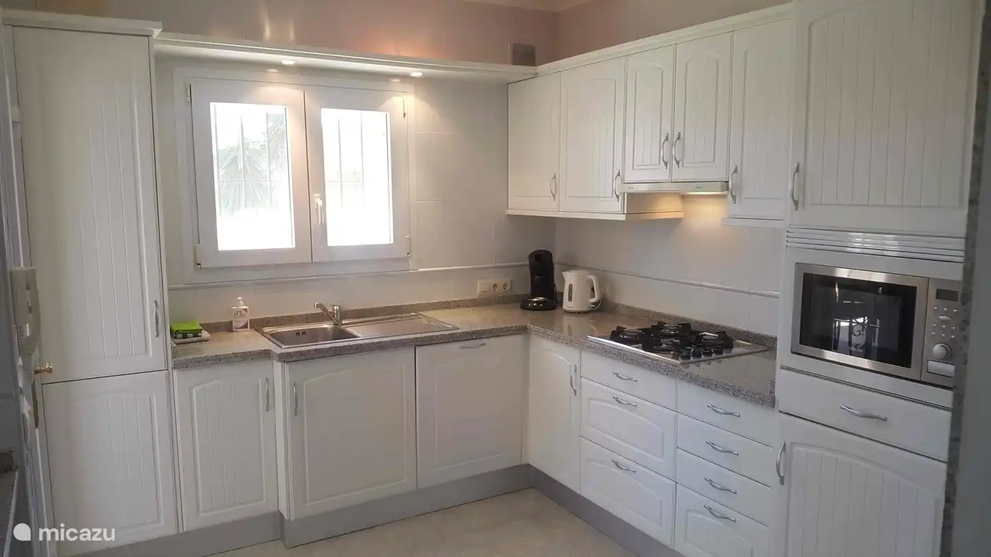 La hermosa cocina abierta, con acceso directo a la terraza cubierta, la cocina está totalmente equipada.