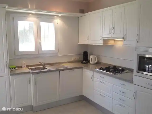 Location de Vacances Espagne, Costa Blanca, Moraira, villa - Villa Flamenca La belle cuisine ouverte, avec accès direct sur la terrasse couverte, la cuisine est entièrement équipée.