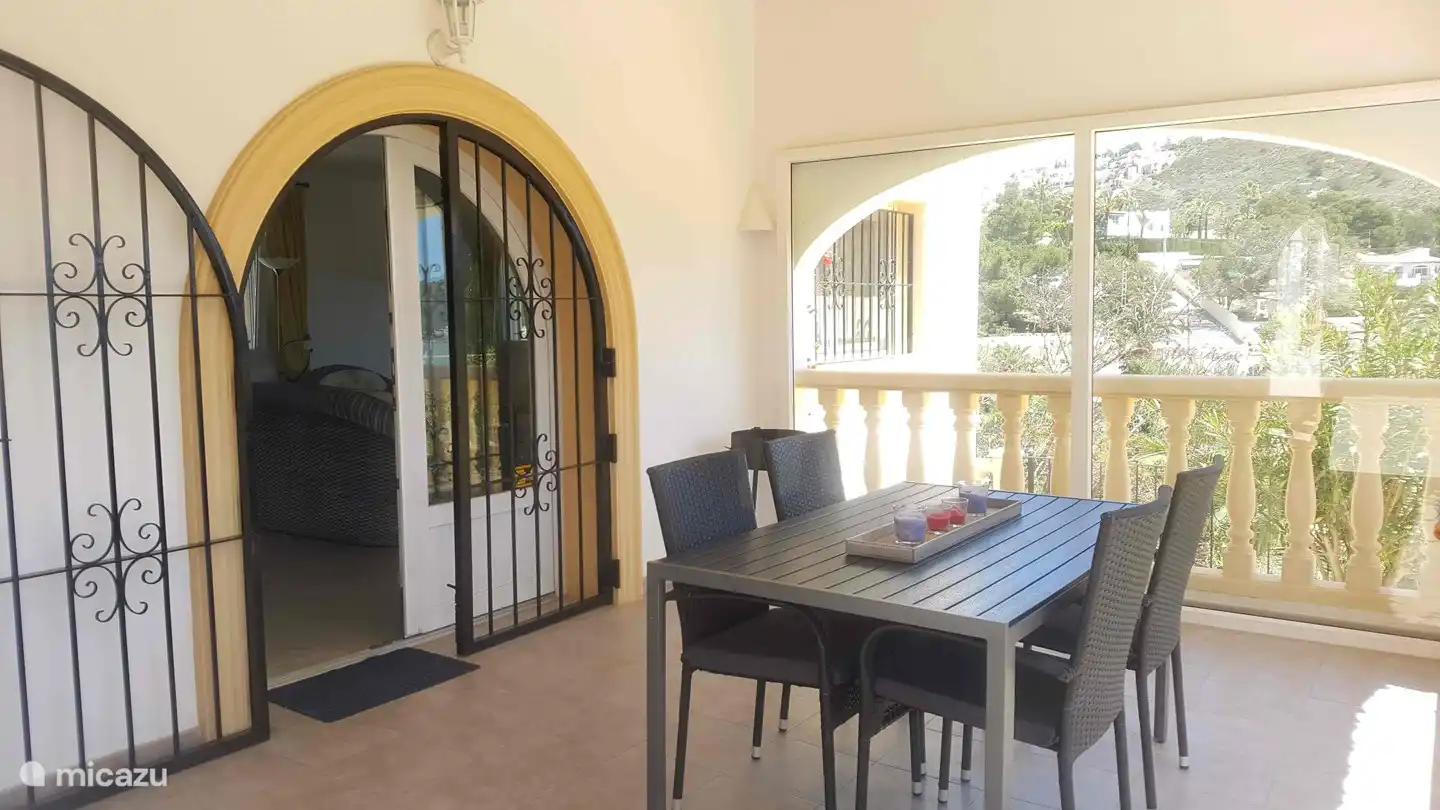 Desde la terraza cubierta puede caminar directamente a la sala de estar o la cocina, sin escaleras y todo al alcance de la mano.