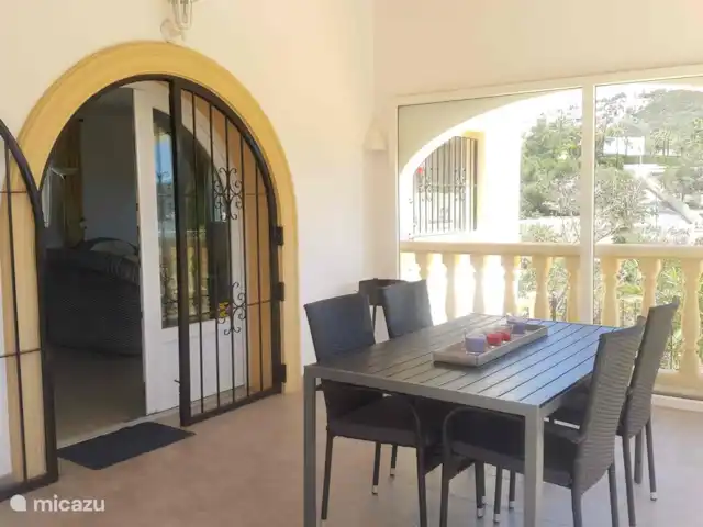 Location de Vacances Espagne, Costa Blanca, Moraira, villa - Villa Flamenca De la terrasse couverte, vous pouvez entrer directement dans le salon ou la cuisine, sans escalier et tout à portée de main.