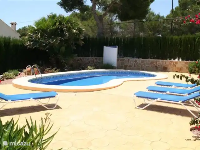 Location de Vacances Espagne, Costa Blanca, Moraira, villa - Villa Flamenca Belle piscine en forme de rein avec escalier intégré, grande terrasse avec transats et une belle douche extérieure.
