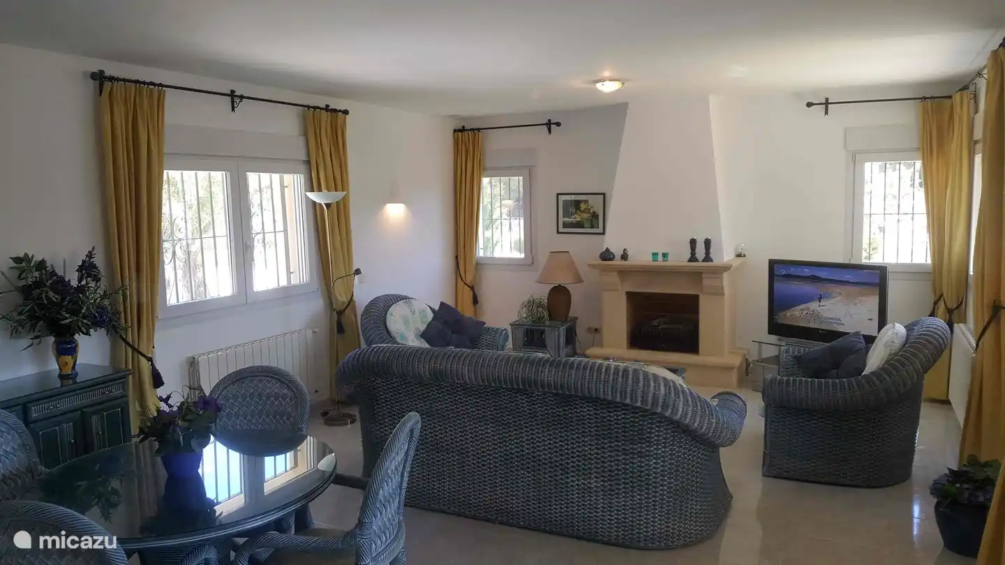 El salón muy acogedor, bonito y amplio y luminoso,
atractivamente amueblado y equipado con TV grande con receptor de satélite, DVD y equipo de música.