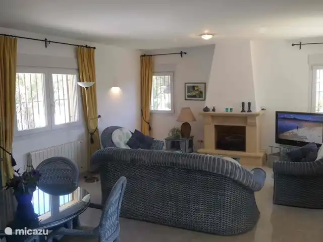 Location de Vacances Espagne, Costa Blanca, Moraira, villa - Villa Flamenca Le salon très cosy, agréable et spacieux et lumineux,
joliment meublé et équipé d'une grande télévision avec récepteur satellite, DVD et chaîne stéréo.