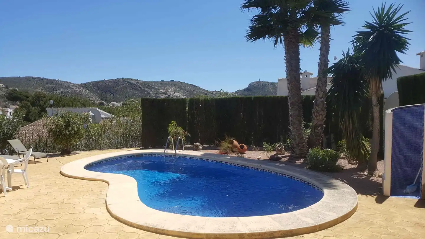 Preciosa piscina aislada.