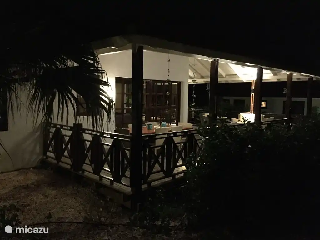 La villa est joliment éclairée la nuit