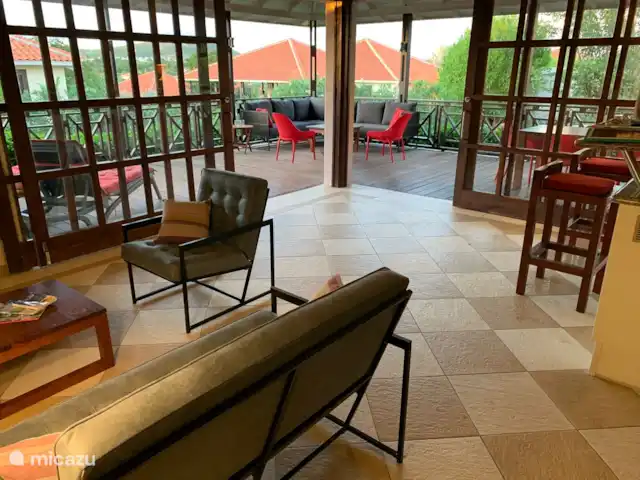 Blue Bay Curaçao Beach Villa | Curaçao, Curaçao-Centre, Blue Bay - villa Spacieux salon forme 1 ensemble avec la véranda