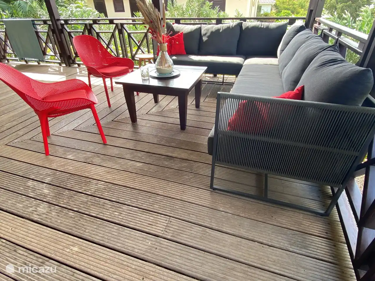 Ensemble salon avec vue sur le jardin tropical