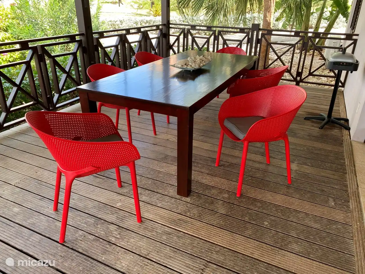 Délicieux petit-déjeuner et dîner à l'extérieur sur la véranda