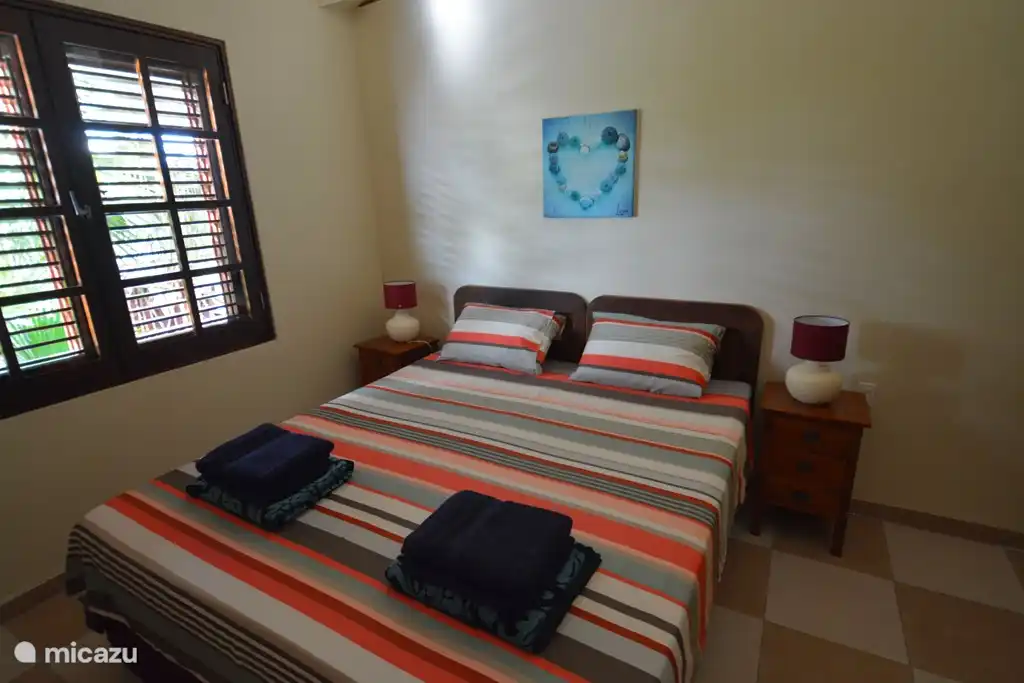 Chambre principale avec lit king size, beaucoup d'espace de rangement, climatisation et salle de bain privée