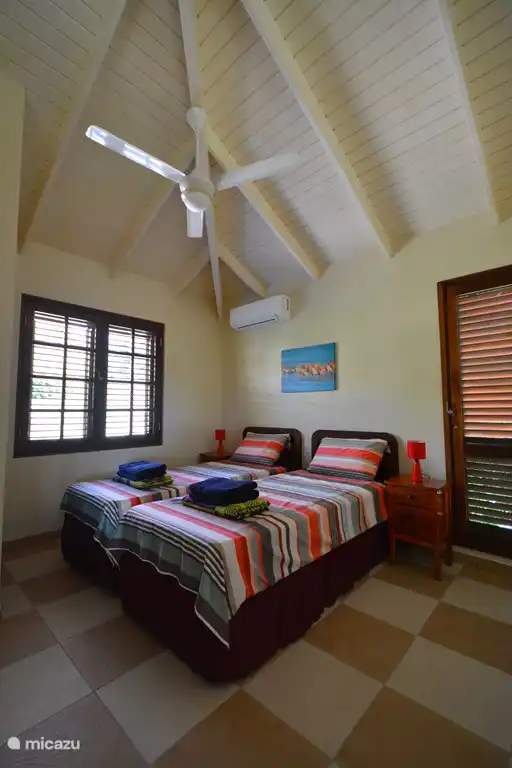 Deuxième grande chambre avec deux lits simples, qui peuvent être rapprochés si désiré