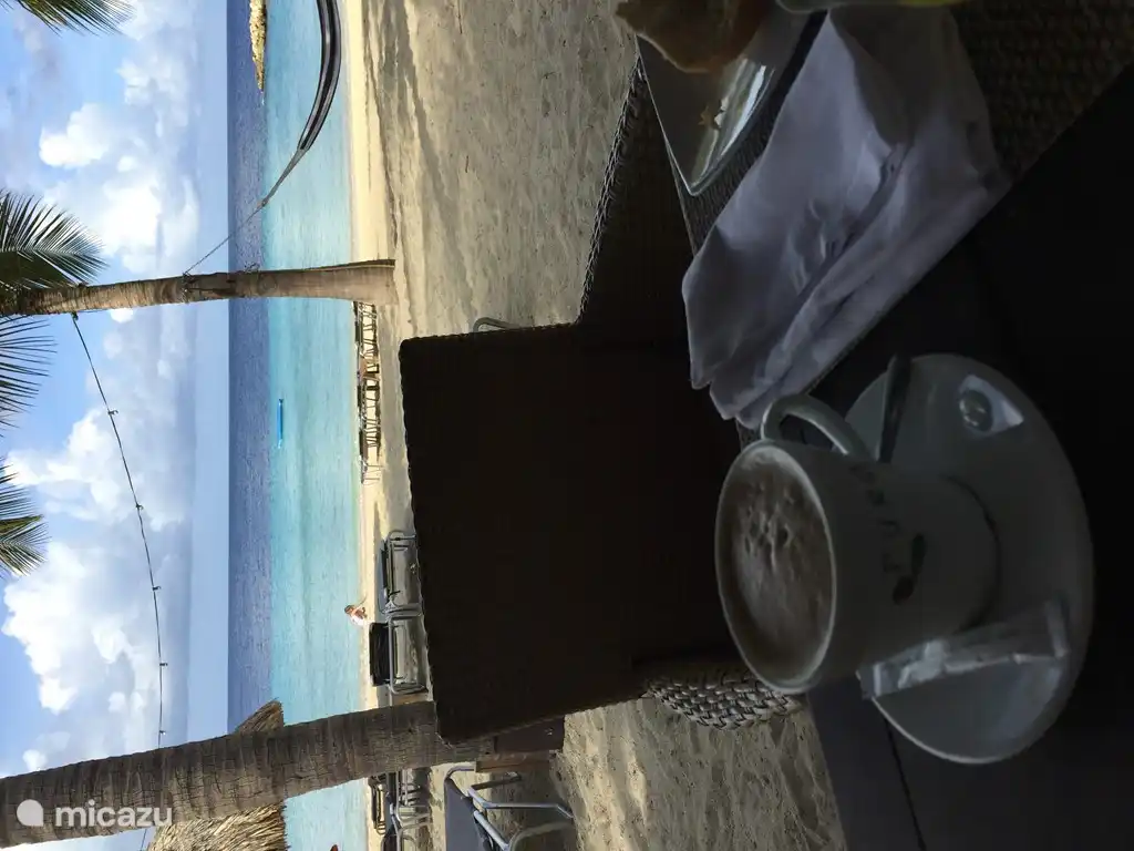 Avec les pieds dans le sable