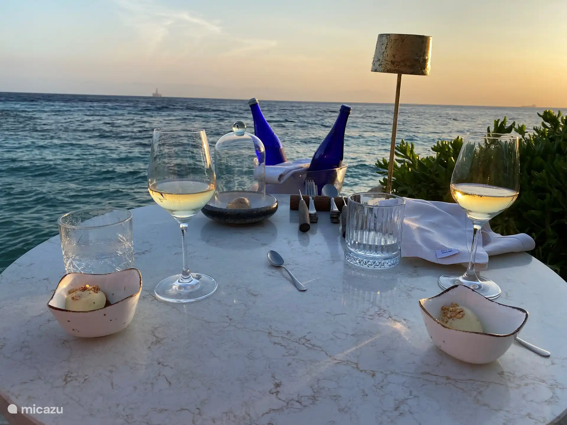 Dîner de luxe sur la plage de Blue Bay, à quelques pas de la villa