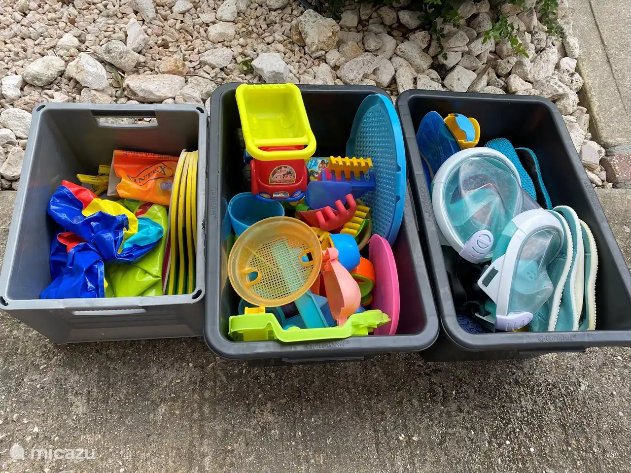 Jouets de plage et équipement de snorkeling de différentes tailles