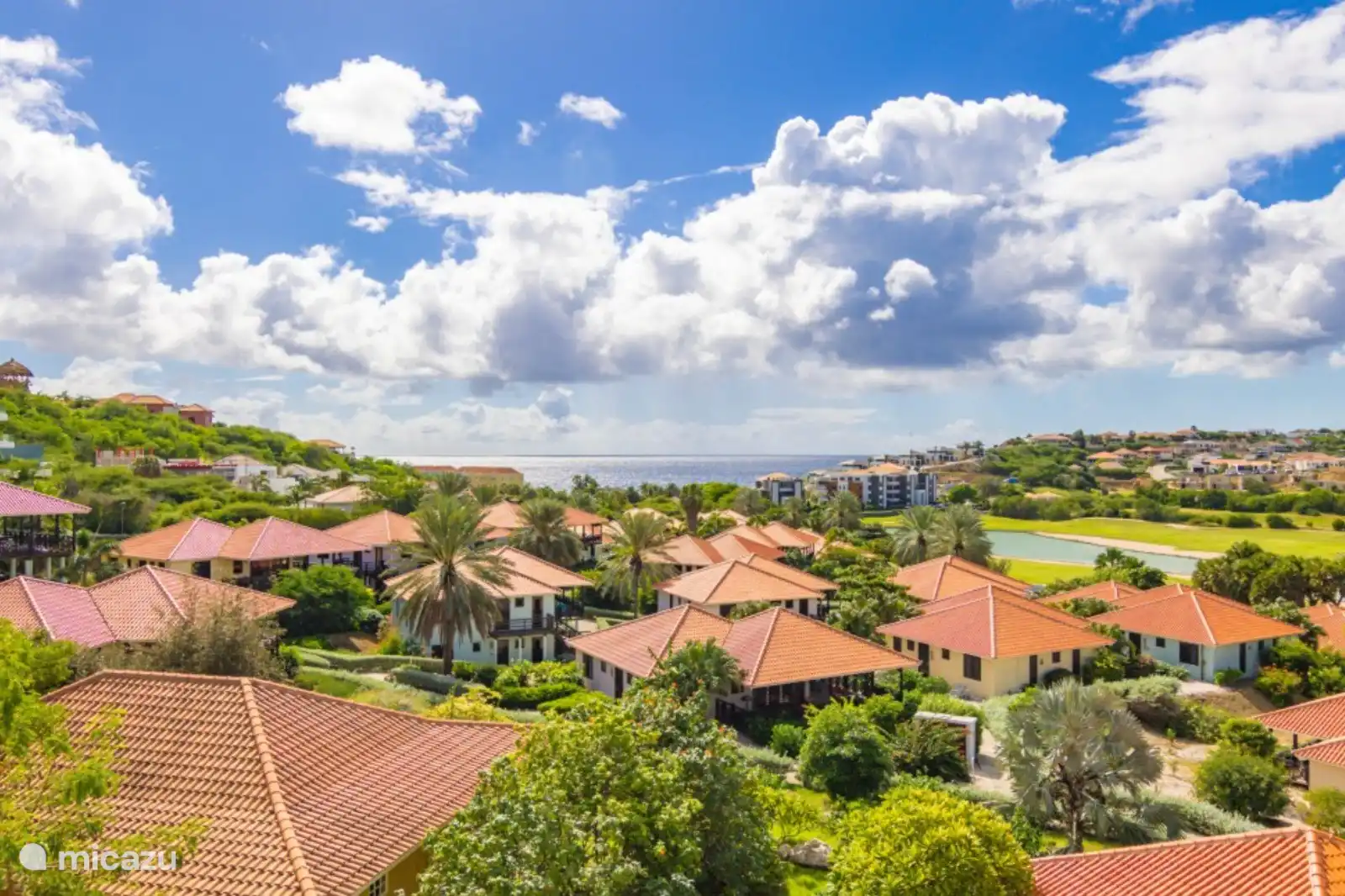 Villa 38 (avant du milieu) au milieu du village magnifiquement paysagé de Blue Bay, à quelques pas de la mer