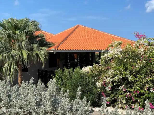 Blue Bay Curaçao Beach Villa | Curaçao, Curaçao-Centre, Blue Bay - villa Villa au milieu du jardin fleuri tropical