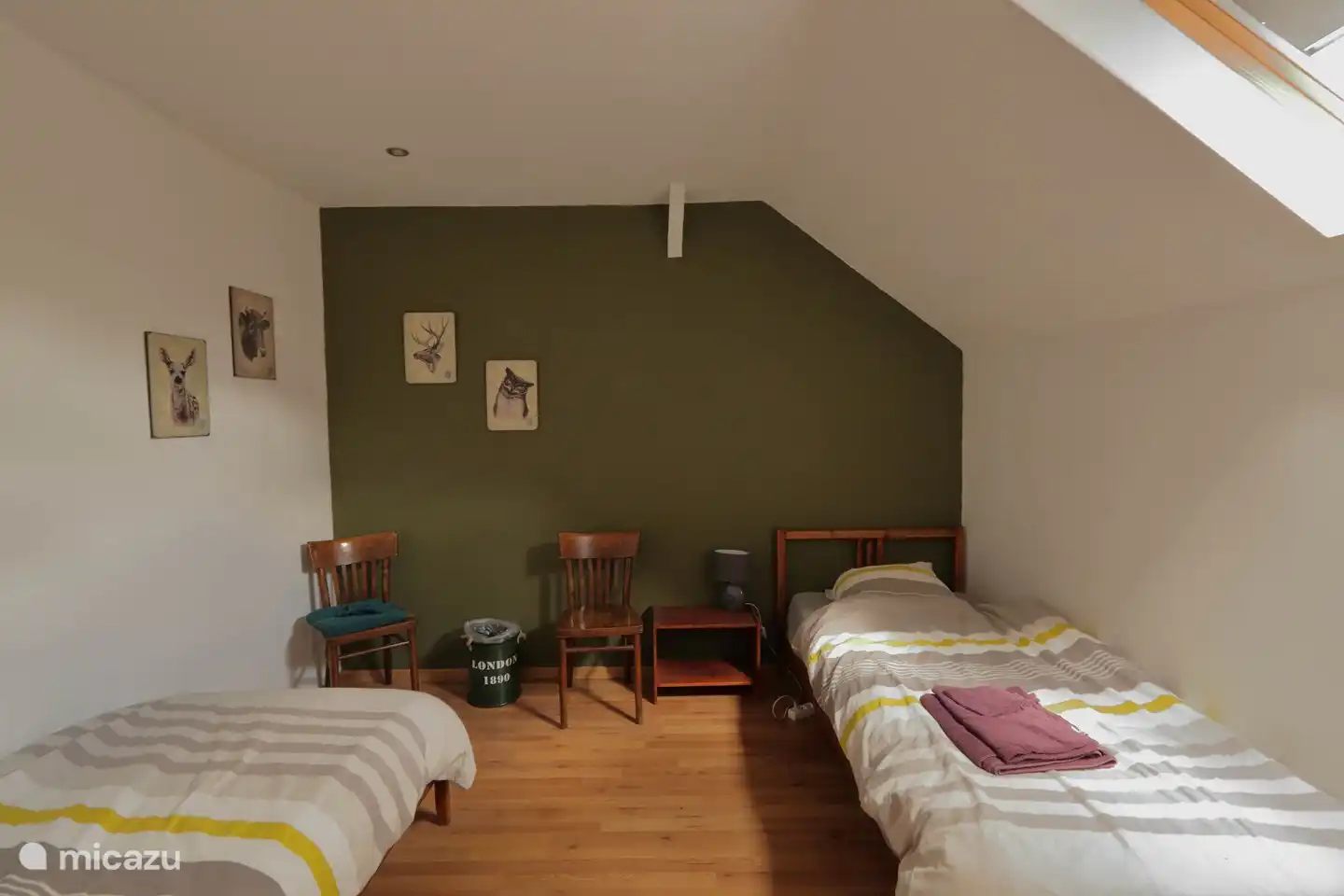 Buhardilla dos camas individuales