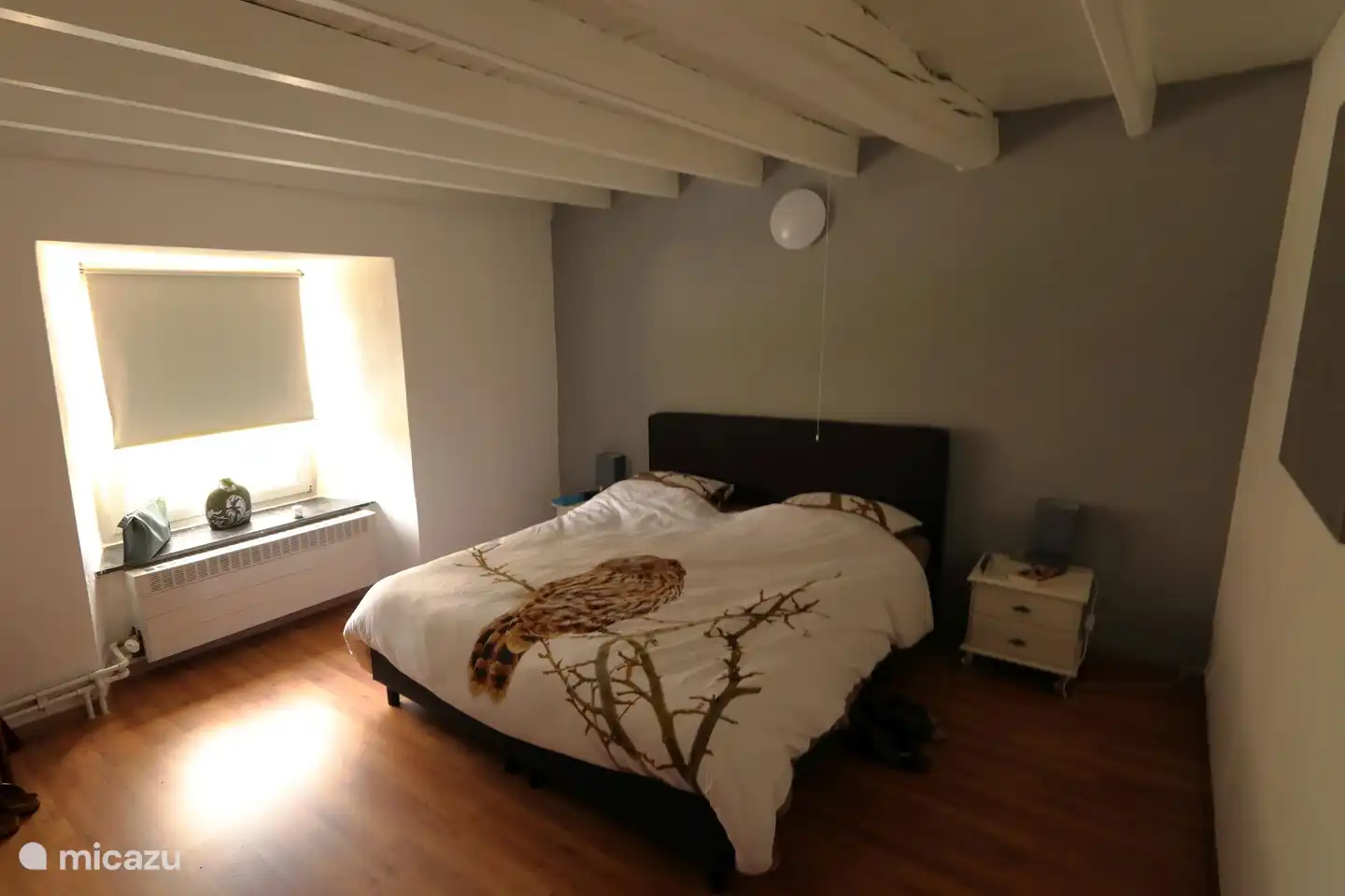 Dormitorios muy amplios con camas ya hechas a la llegada y toallas listas para cada huésped