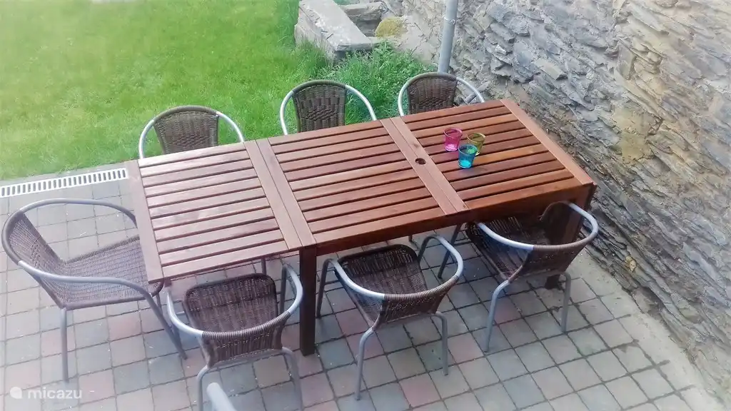 En gran mesa de jardín regulable