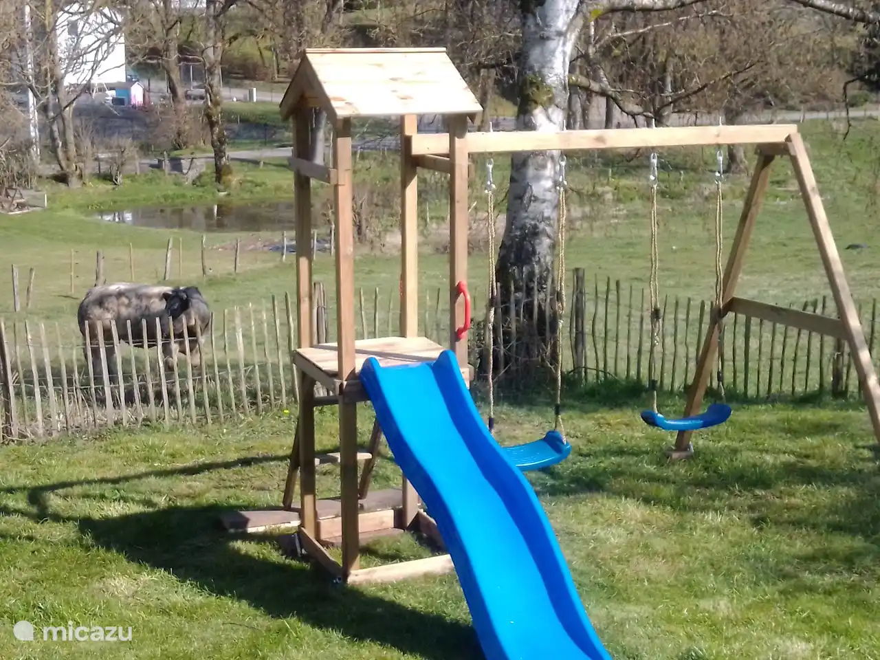 Diviértete jugando en el jardín.