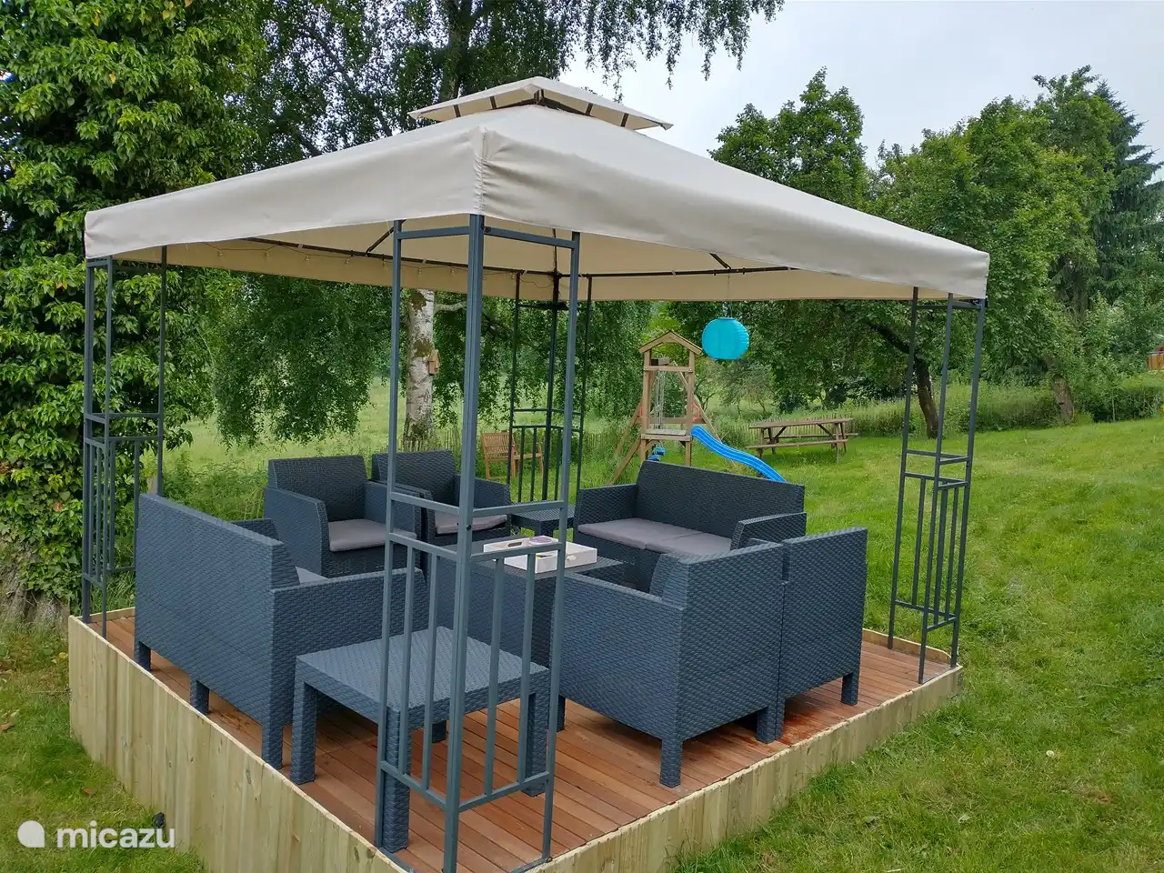 Solárium con vistas al parque infantil