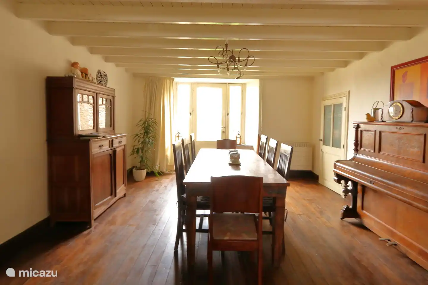 Amplio comedor con alacena de juegos