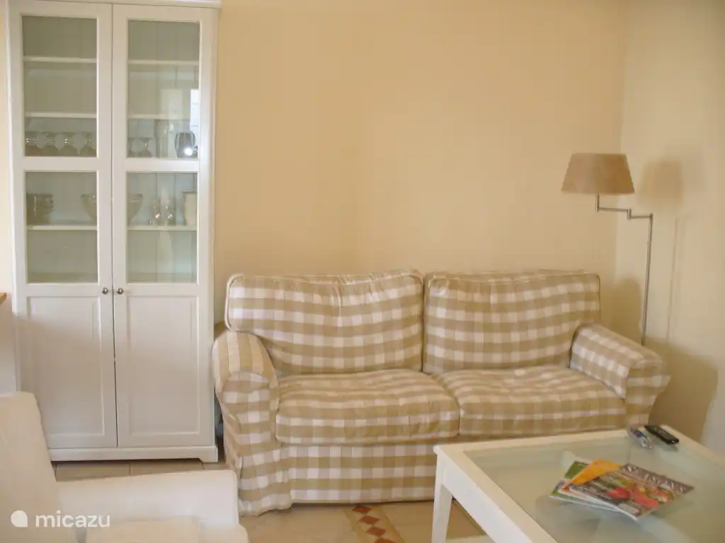 Sala de estar con sofá cama