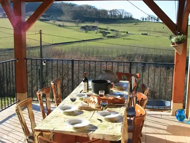 Les Cinq Papillons | France, Dordogne, Marnac - maison de vacances terrasse couverte où vous pourrez prendre le petit déjeuner ou le dîner