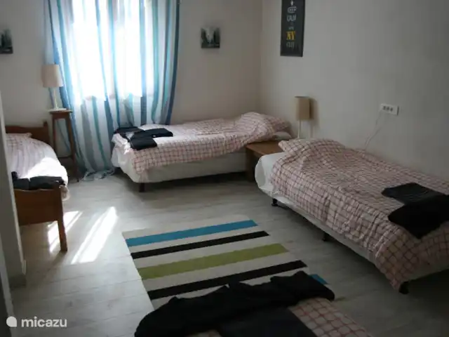 Les Cinq Papillons | France, Dordogne, Marnac - maison de vacances chambre avec 3 lits et canapé-lit
