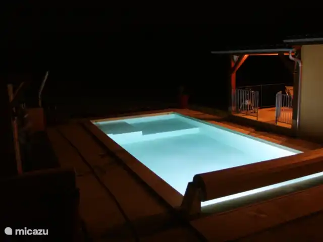 Les Cinq Papillons | France, Dordogne, Marnac - maison de vacances piscine illuminée le soir