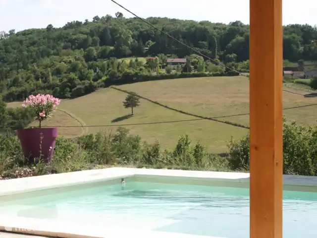 Les Cinq Papillons | France, Dordogne, Marnac - maison de vacances vue depuis la piscine