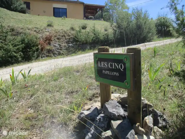 Les Cinq Papillons | France, Dordogne, Marnac - maison de vacances allée asphaltée