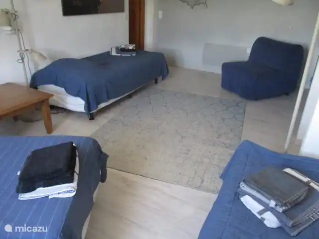 Les Cinq Papillons | France, Dordogne, Marnac - maison de vacances chambre principale 3 lits et chaise de chambre à coucher