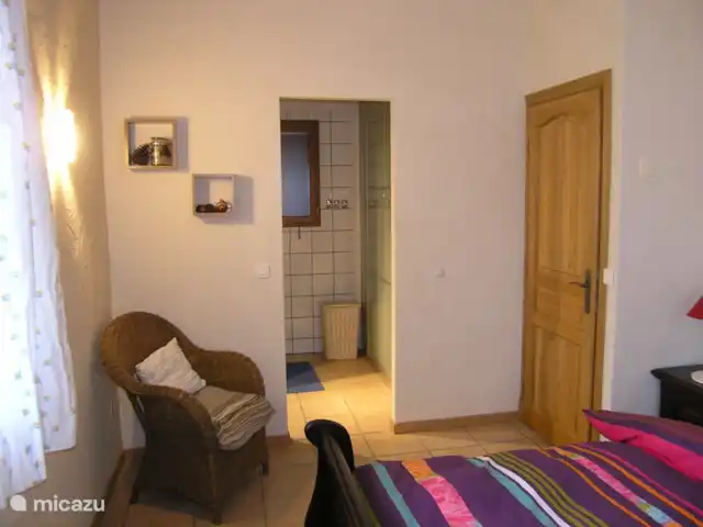 Les Cinq Papillons | France, Dordogne, Marnac - maison de vacances chambre à l'étage avec douche et lavabo