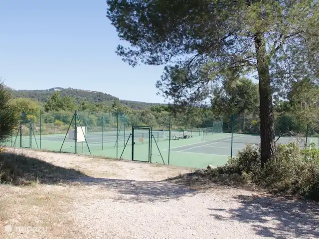 Location de Vacances France, Vaucluse, Saumane-de-Vaucluse, villa - Les Demeures du Luc Villa 308 Les courts de tennis des Demeures du Luc