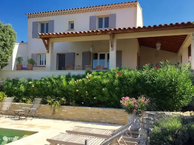 Location de Vacances France, Vaucluse, Saumane-de-Vaucluse, villa - Les Demeures du Luc Villa 308 Terrasse ensoleillée à la piscine privée avec chaises longues