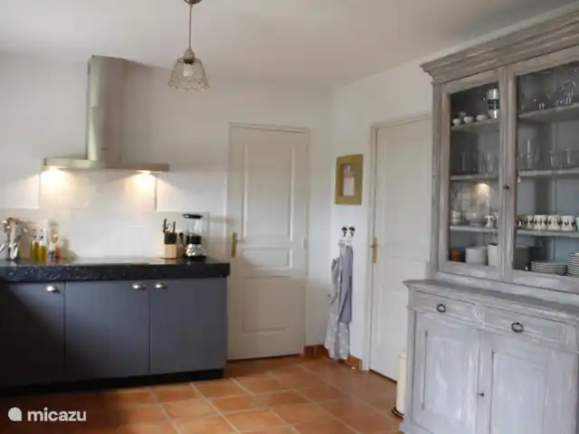 Location de Vacances France, Vaucluse, Saumane-de-Vaucluse, villa - Les Demeures du Luc Villa 308 Cuisine avec placard ancien