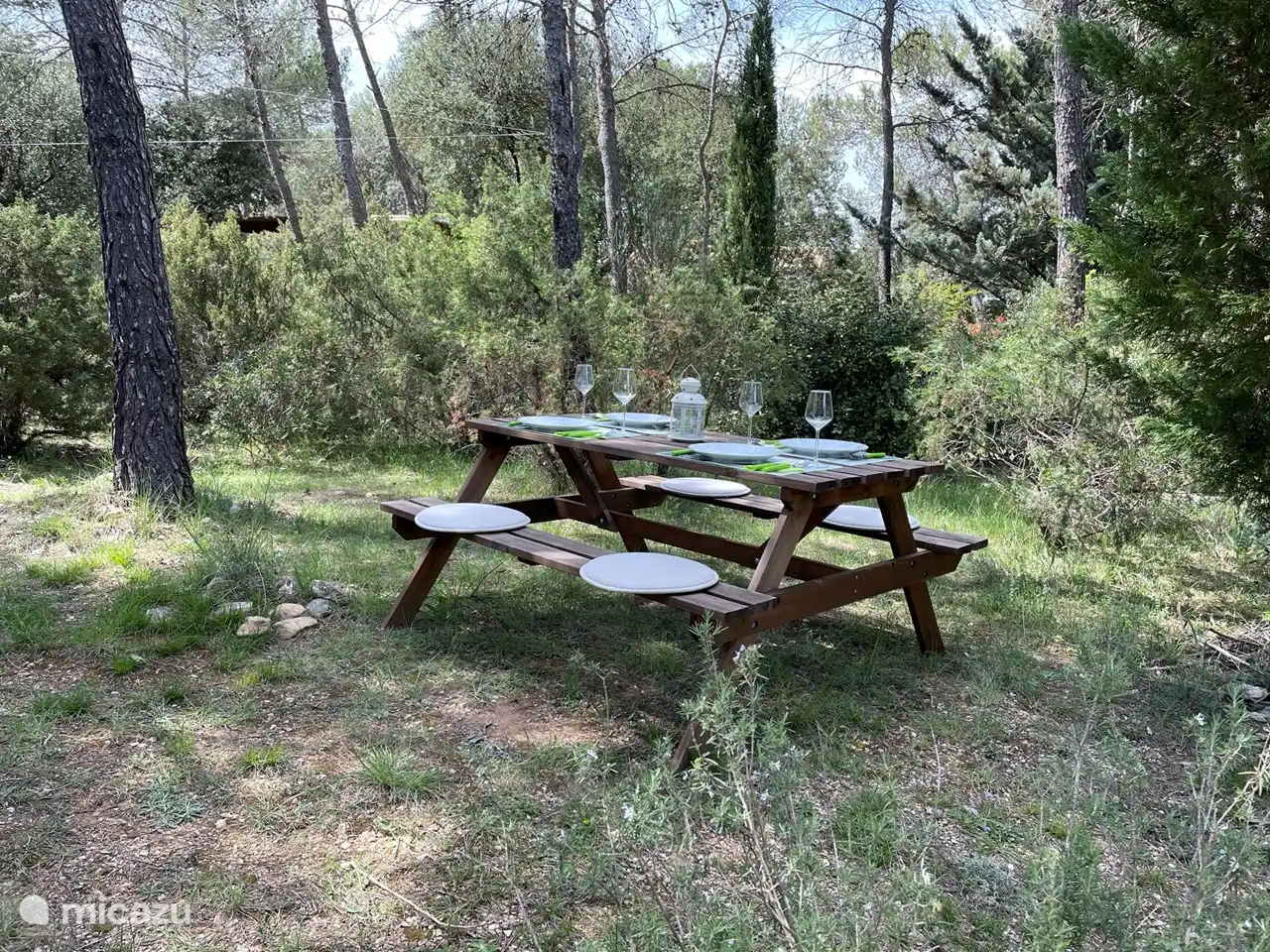 Table de pique-dans le jardin qui est agréable au soleil le matin.