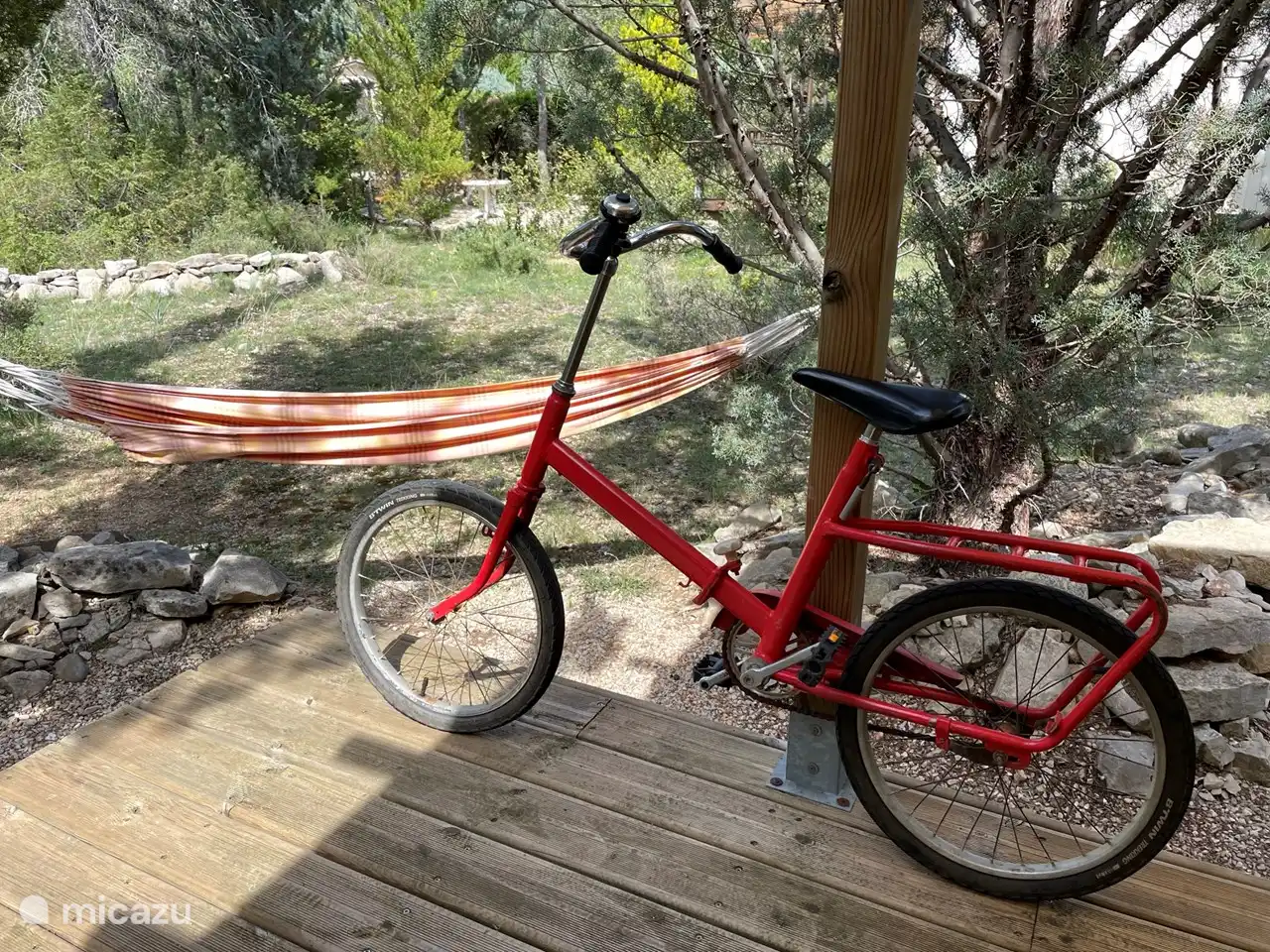 Le vélo pliant est dans le grenier.