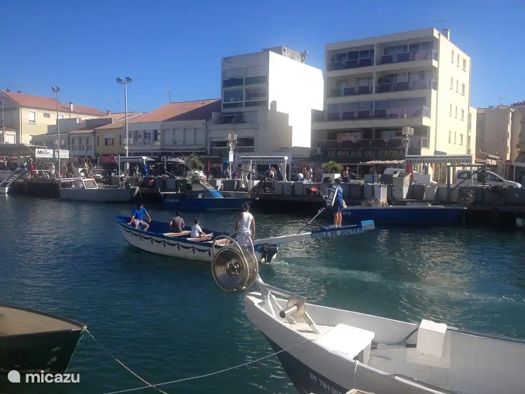 Station balnéaire du littoral languedocien, Palavas-les-Flots invite ses visiteurs à découvrir les quais le long du canal ainsi que ses plages et ses ports. Parce que le canal coupe la ville en deux, un téléphérique vous emmène d'un côté à l'autre.