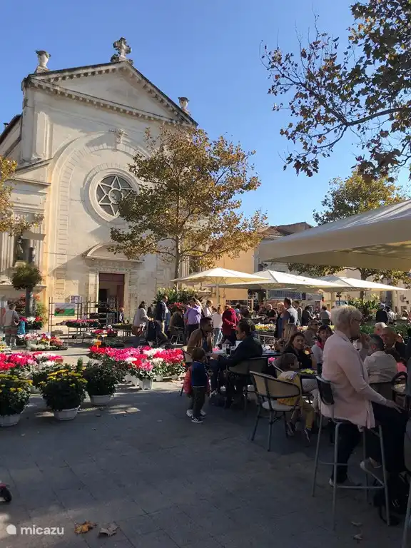 Place de Mauguio avec un marché animé tous les samedis.