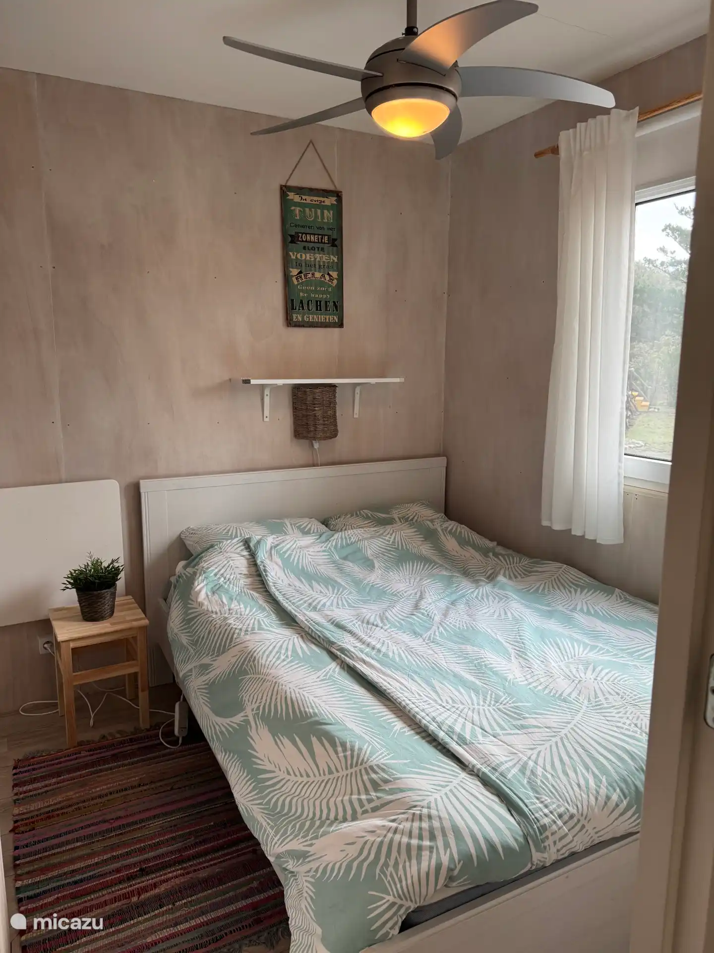 Lit double 140x200 avec un bon matelas et des couettes simples séparées, un placard et un ventilateur de plafond