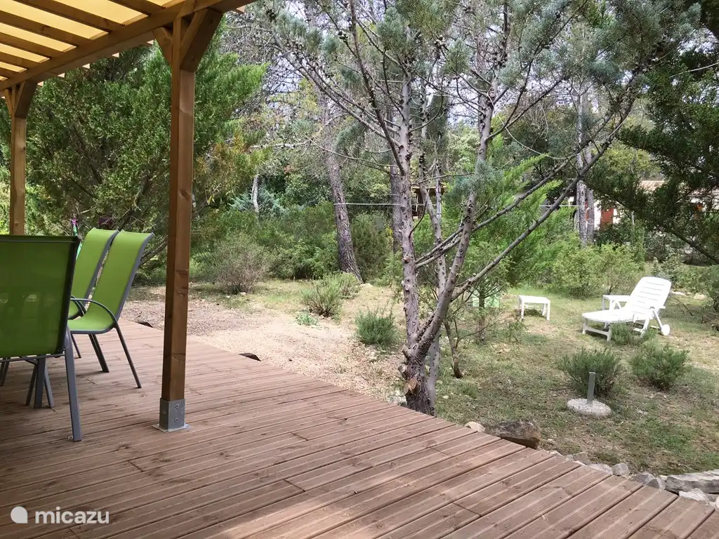 Vue sur le jardin où vous pourrez profiter du calme et de la nature dans les confortables transats.