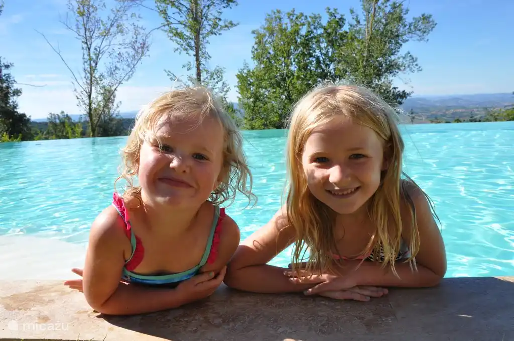amusement des enfants dans la piscine