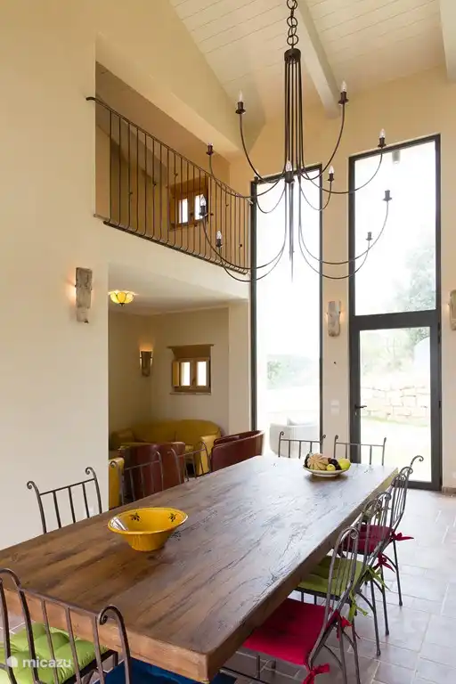 Salon Lungo avec grande table à manger, coin salon et mezzanine